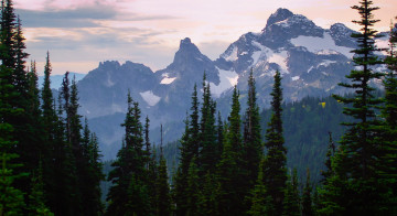 Mount Rainier Sunrise view to the South